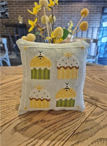 Honey Cupcakes - Cute Embroidery by Kate