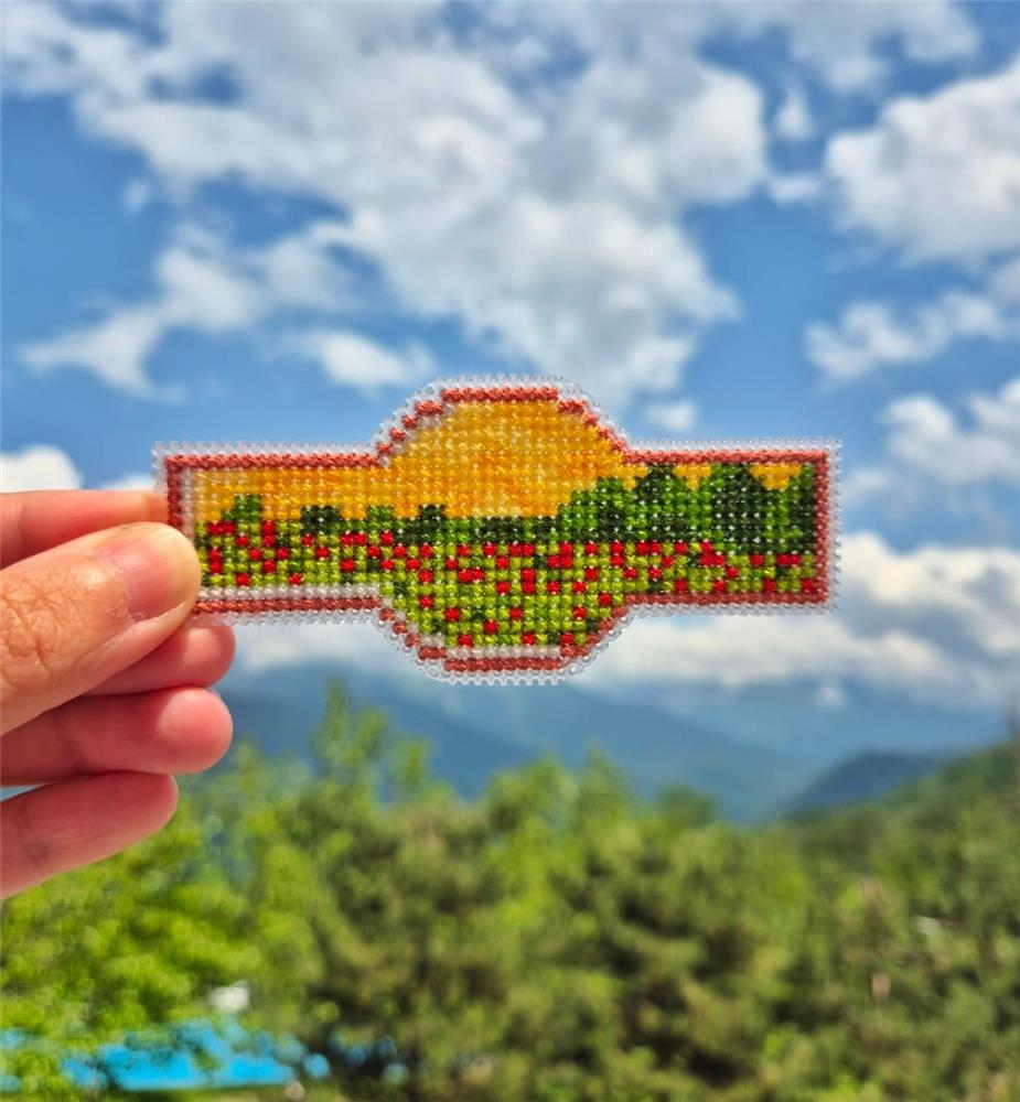 Keyhole Flower Field - Cute Embroidery by Kate