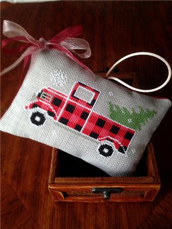 Rustic Christmas Series Old Truck - Twin Peak Primitives